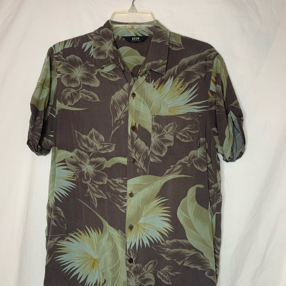 Neuw short sleeve button down shirt S flat front pocket